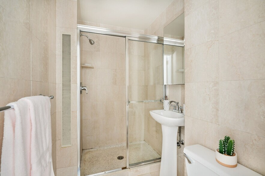 Building Photo - 240 W 73rd St