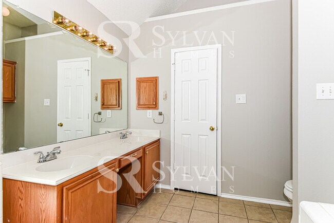 Building Photo - Texas beauty with all the bells and whistles!