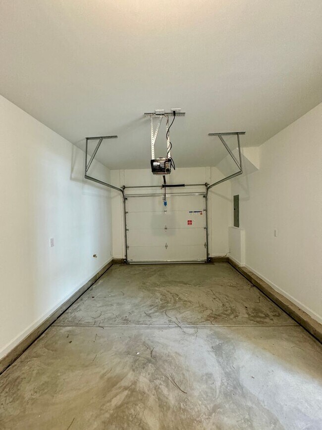 Building Photo - Brand New Townhome in Pringle Town