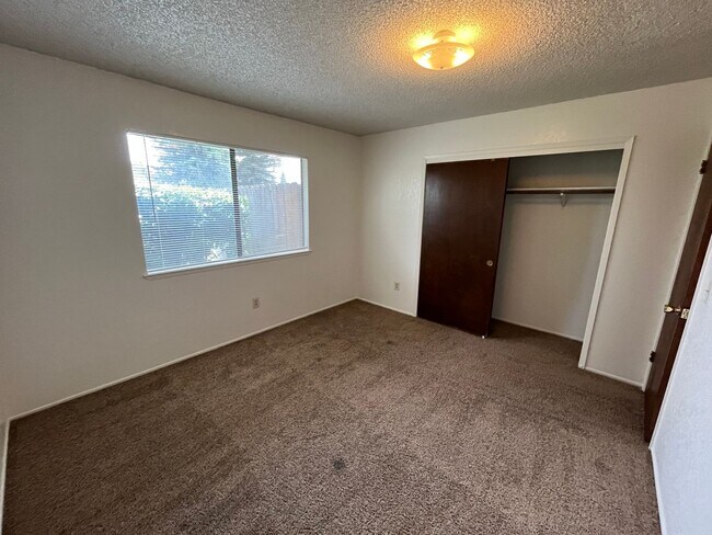 Building Photo - 2318