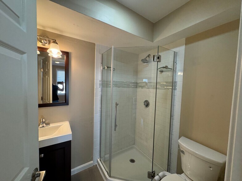 Building Photo - 53 Chelsea St