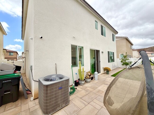 Building Photo - Modern 5 Bedroom 3 Bathroom Home in Tierra Del Sol with INCLUDED Solar & Low-Maintenance Living