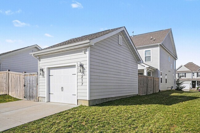 Building Photo - 217 Southmen Ln