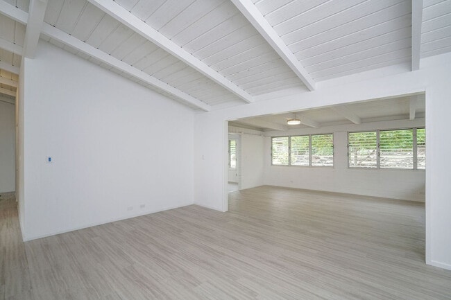 Building Photo - 735 Kapulena Loop