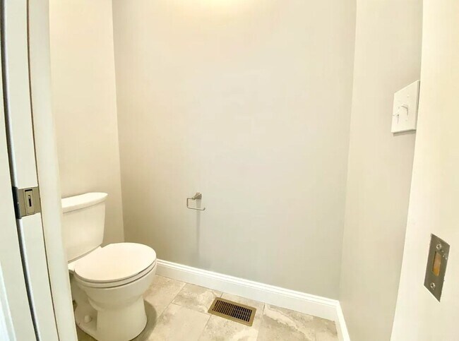 Building Photo - 4 Bed 2 bath with 3 car attached garage