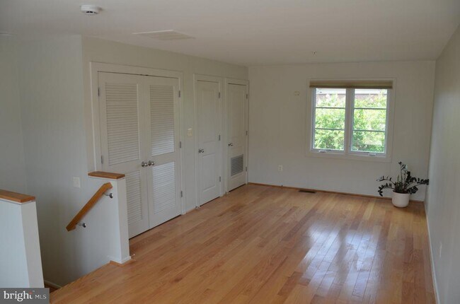 Building Photo - 708 N Henry St