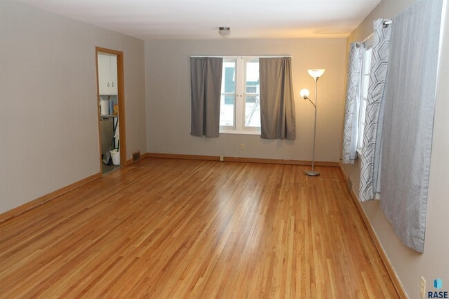 Building Photo - 1905 S Western Ave