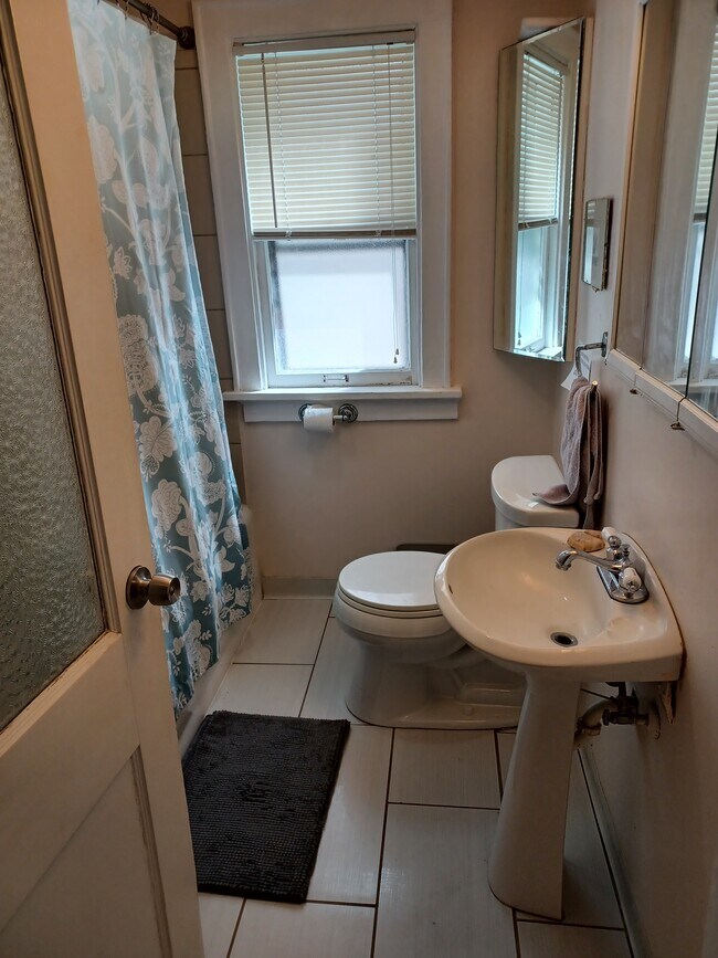 bathroom - 4013 N Prospect Ave