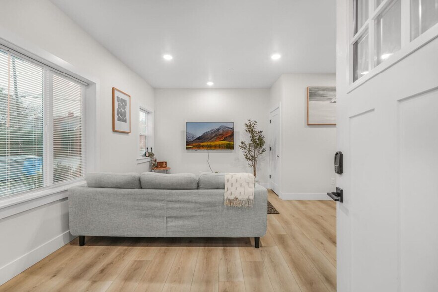 Building Photo - 3505 NE Creston Ave