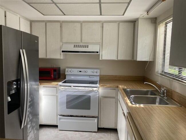 Building Photo - 3500 El Conquistador Pkwy