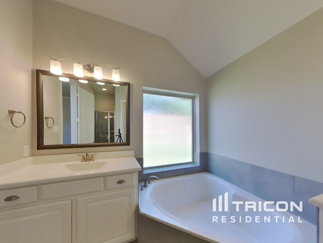 Building Photo - 5636 Grove Cove Dr