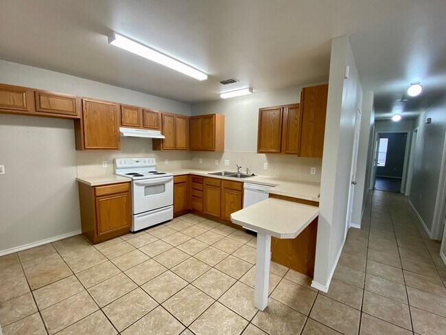 Building Photo - 504 N Brentwood Ave
