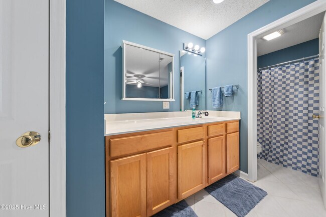 Building Photo - 3350 Club Villas Dr