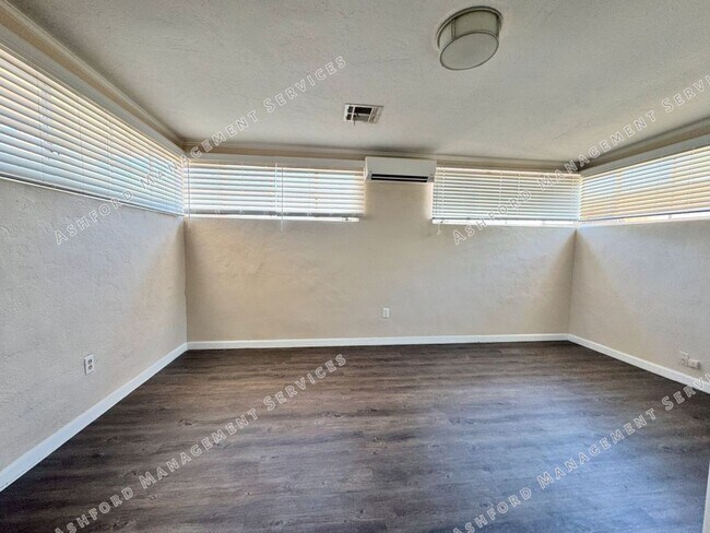 Building Photo - South Scottsdale huge corner lot 3 bedroom...