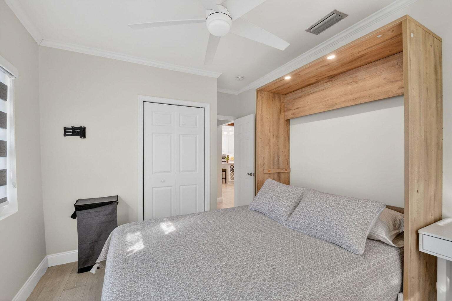 Building Photo - 1511 S Palmway