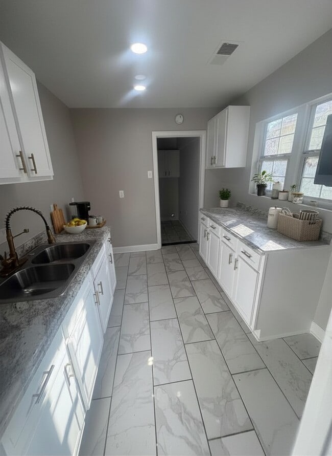 Building Photo - 3169 Given Ave