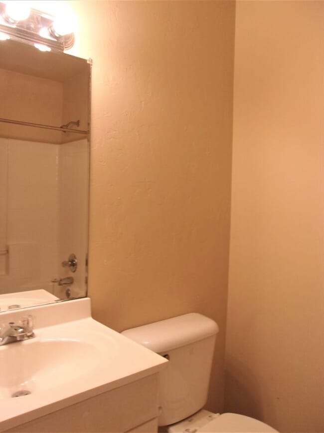 Building Photo - 3 BED 2 BATH 2 CAR GARAGE HOME- NW OKC