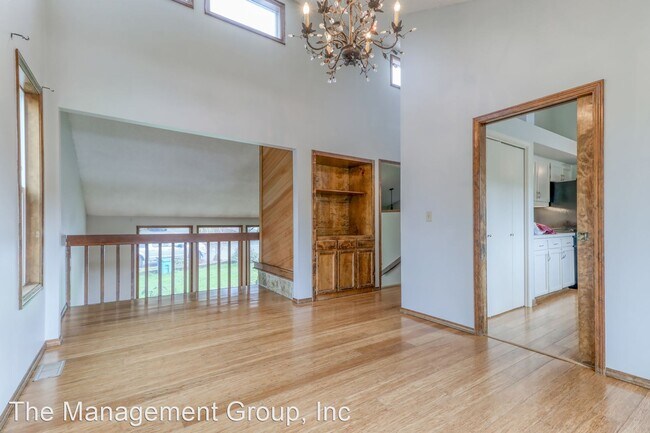 Building Photo - 4 br, 2.5 bath House - 2311 NE Parkview Drive