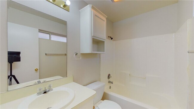 Building Photo - 1511 Hollow Hill Dr