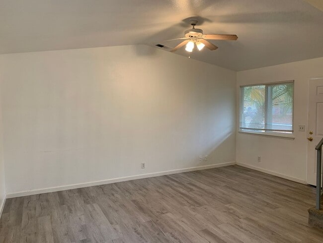 Building Photo - Super clean and move-in ready 3 Bedroom, 2 Bath!!