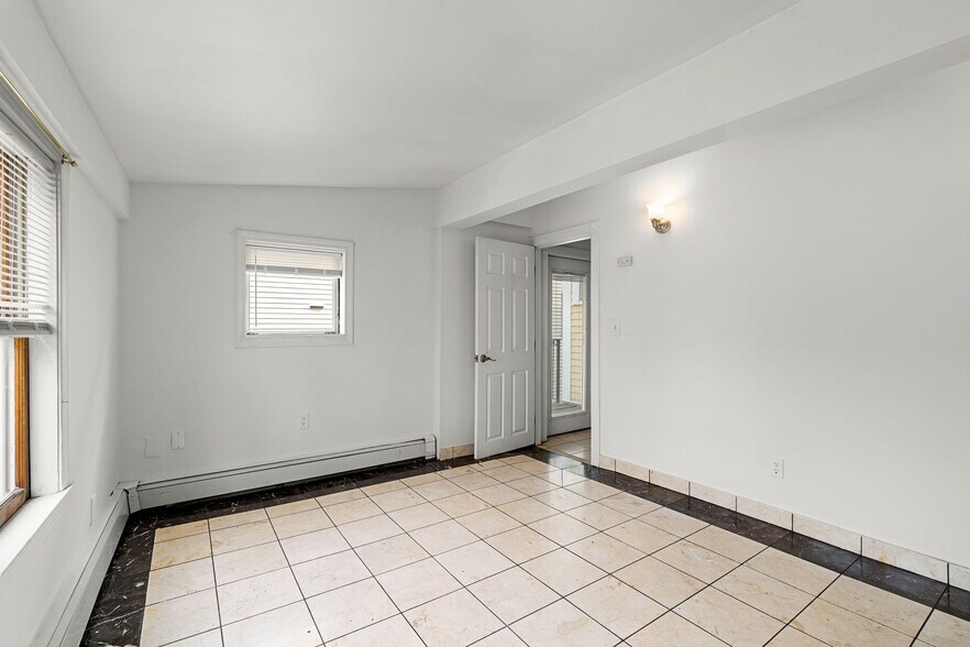 Building Photo - 571 Somerville Ave
