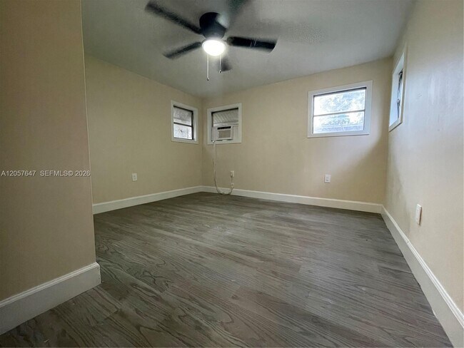 Building Photo - 10292 SW Sandalfoot Blvd