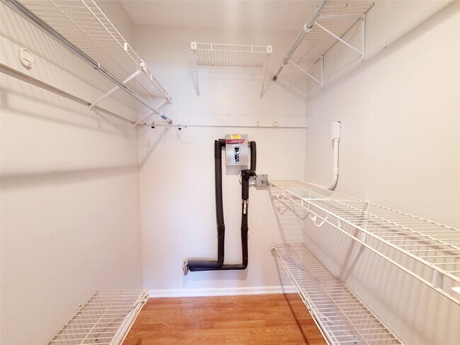 Building Photo - 2120 NE 41st St