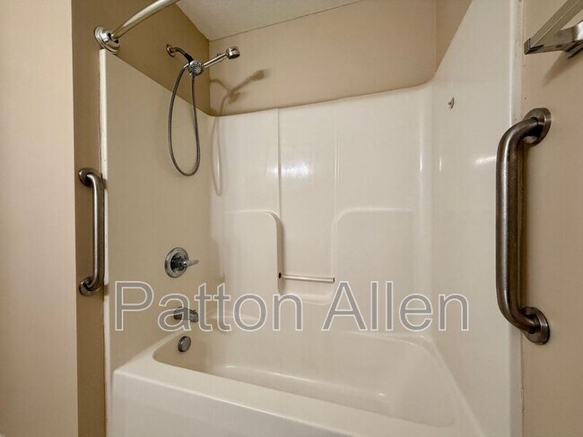 Building Photo - 10 Zell Ln