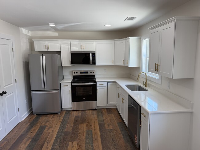 Building Photo - 414 6th St E