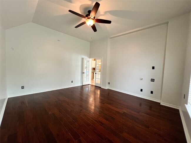 Building Photo - 2215 Dorman Ct
