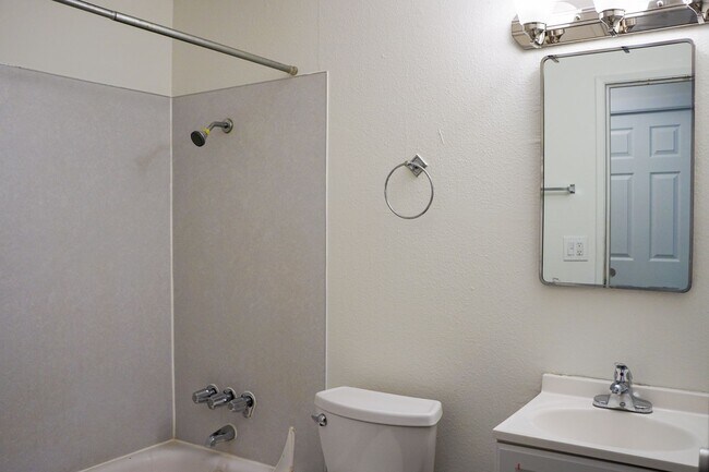 Building Photo - TWO WEEKS FREE! Nestled into Marquam Hill: Bright 2nd Floor 1Bed w/Private Balcony!