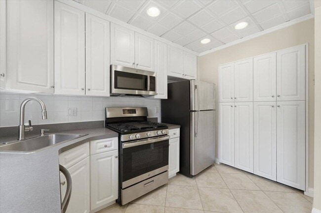 Building Photo - 295 9th St