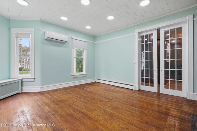 Building Photo - 1638 Sanderson Ave