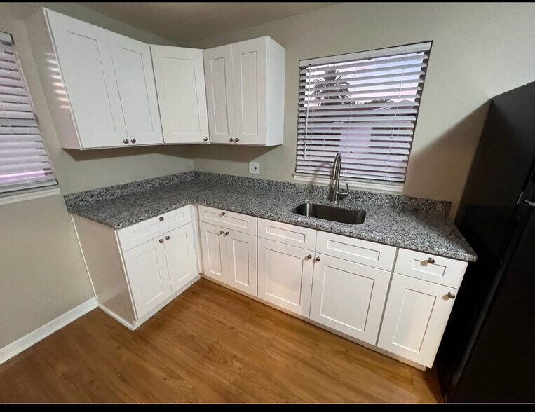 Building Photo - 7605 Bergamot Dr