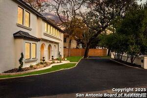 Building Photo - 417 E Hildebrand Ave