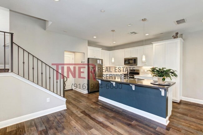 Building Photo - Huntington Sierra Oaks Gem with Fabulous A...