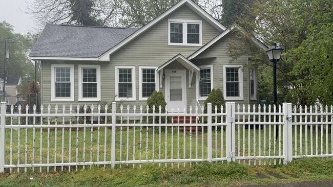 Building Photo - 307 E Pembroke Ave