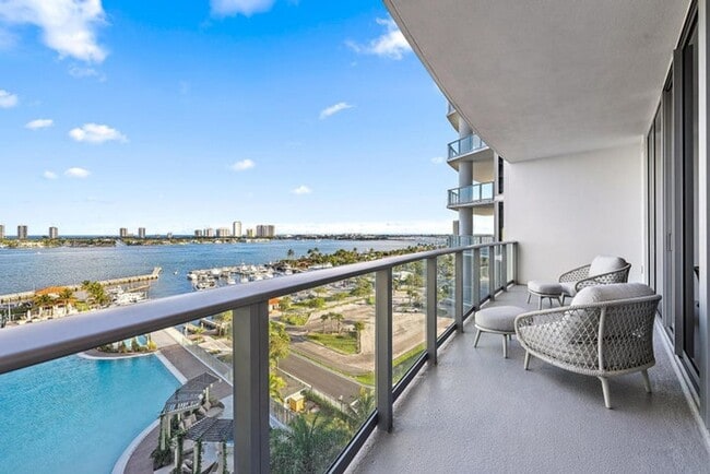 Building Photo - 220 Lake Shore Dr