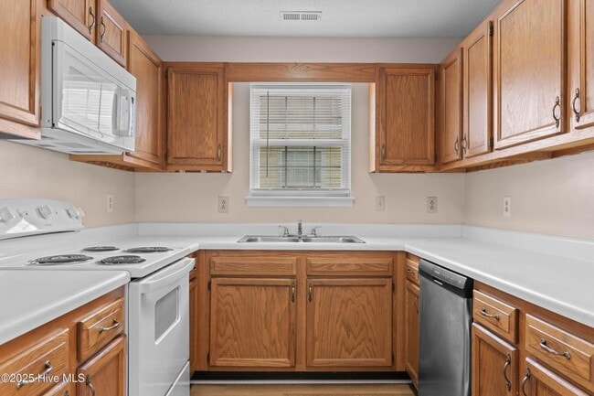 Building Photo - An adorable home! City Convenience!