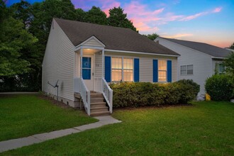 Building Photo - 716 Varsity Dr