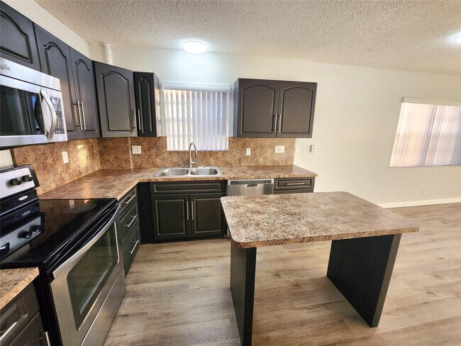 Building Photo - 513 S Ocean Dr