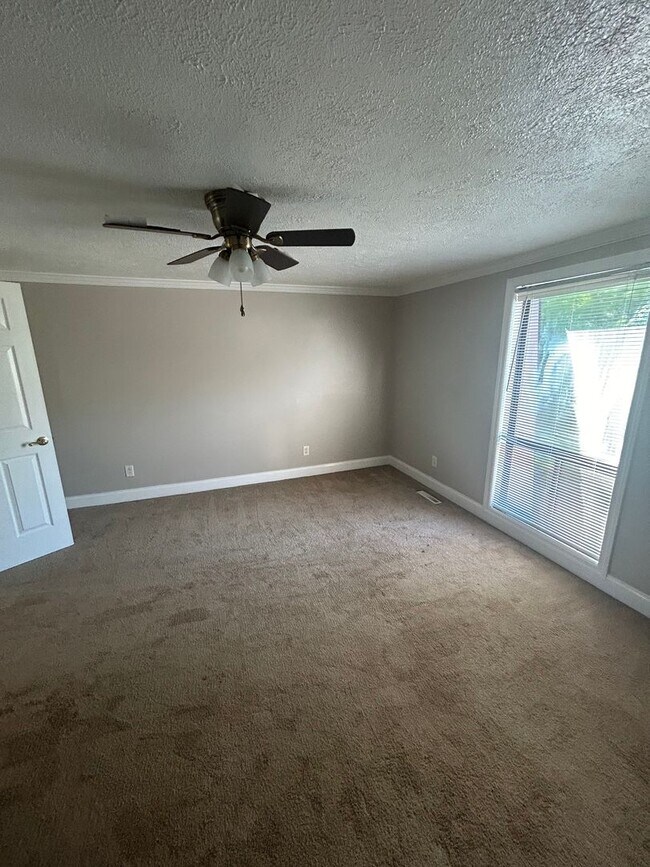 Building Photo - Modern 1 Bedroom Townhome in Prime Moon Township Location!
