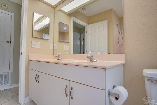 Building Photo - 2042 Hamilton Crossing Dr