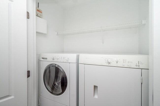 Building Photo - 823 Landing Dr