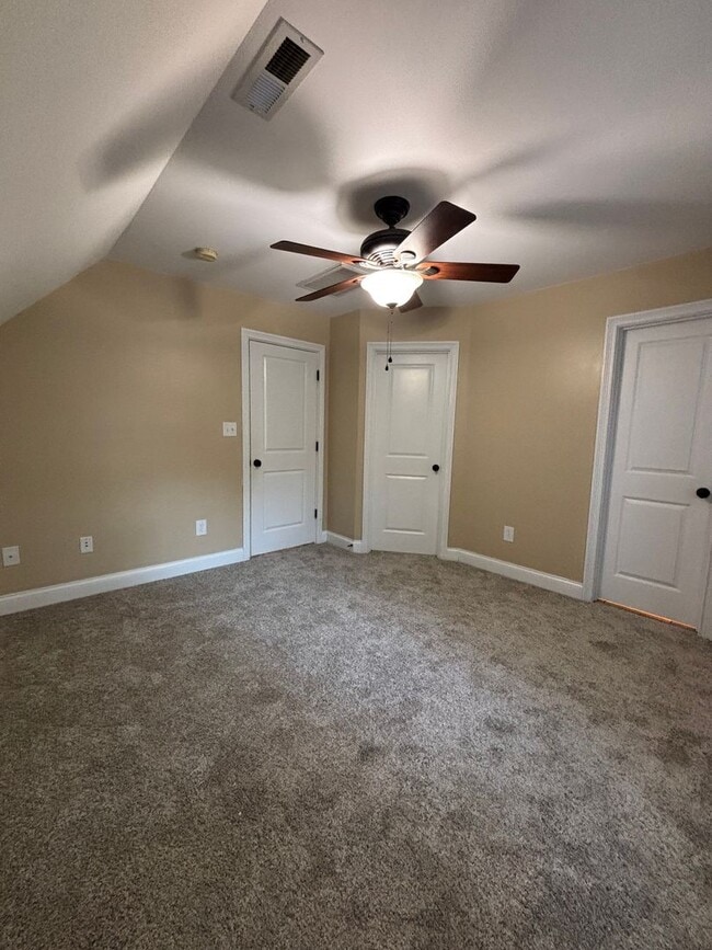 Building Photo - Freshly Renovated Dollhouse in Maryville!!
