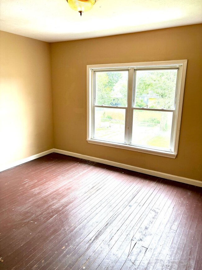 Building Photo - 3 bedroom 2 bath house for rent