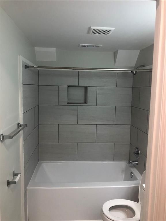 Building Photo - 700 Lynn Cir SW