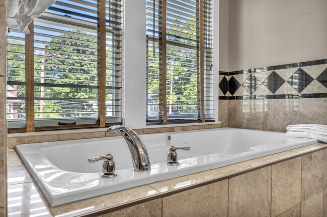 Building Photo - 1501 E 105th St