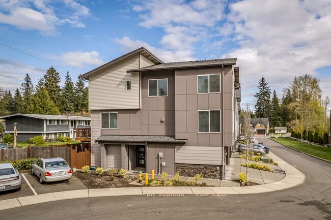 Building Photo - Modern Tri-Level 4BD/3.5BTH Townhouse in Lynnwood for Rent! Pet Friendly!
