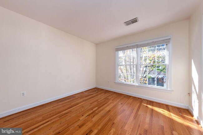 Building Photo - 1308 McLean Crest Ct